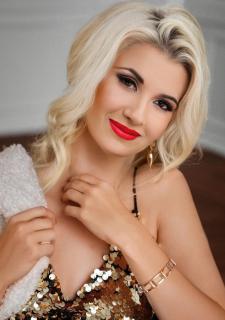 Captivating Anna, 40 y.o. from Kyiv, Ukraine with Blonde hair — VeronikaLove