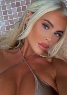 Graceful Presence: Elli Jay, 28 y.o. from Liverpool, United Kingdom — VeronikaLove