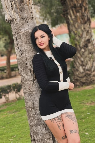 Magnetic Allure: Polina, 30 y.o. from Warszawa, Poland — VeronikaLove