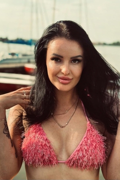 Magnetic Allure: Polina, 30 y.o. from Warszawa, Poland — VeronikaLove