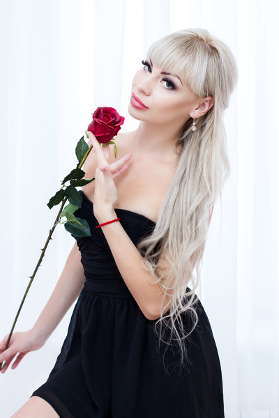 Captivating Elegance: Yulia, 33 y.o. from Kyiv, Ukraine — VeronikaLove