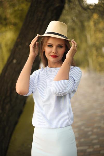 Elegant Julia, 39 y.o. from Kyiv, Ukraine with Light-brown hair — VeronikaLove