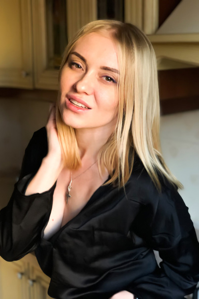 Elegant Enchantment: Anna, 38 y.o. from Kyiv, Ukraine — VeronikaLove