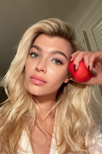 Magnetic Allure: Anna, 39 y.o. from California, United States — VeronikaLove