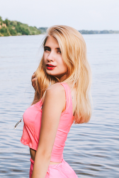 Magnetic Allure: Nataliya, 22 y.o. from Kremenchuk, Ukraine — VeronikaLove