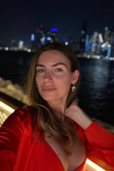 Vivacious Karolina, 35 y.o. from Kyiv, Ukraine with Chestnut hair — VeronikaLove