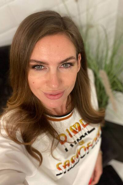 Vivacious Karolina, 34 y.o. from Kyiv, Ukraine with Chestnut hair — VeronikaLove