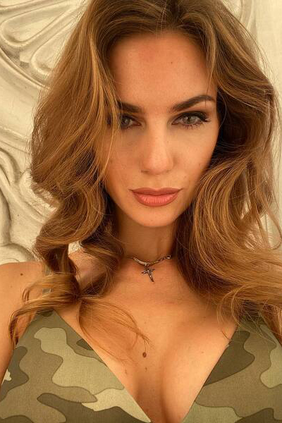 Vivacious Karolina, 34 y.o. from Kyiv, Ukraine with Chestnut hair — VeronikaLove