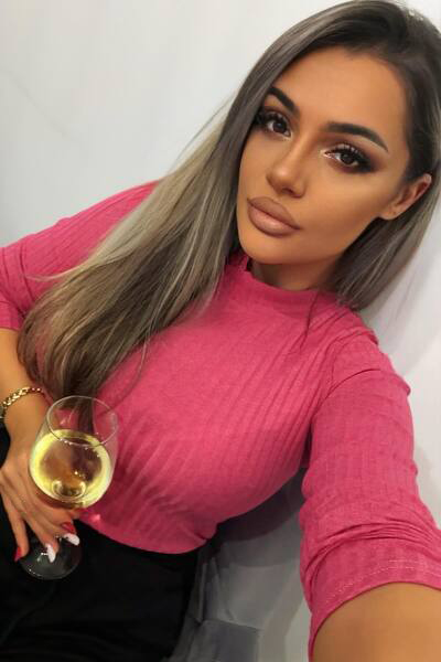 Magnetic Allure: Andreea, 31 y.o. from Judetul Alba, Romania — VeronikaLove