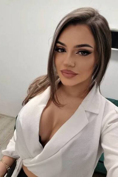 Magnetic Allure: Andreea, 31 y.o. from Judetul Alba, Romania — VeronikaLove