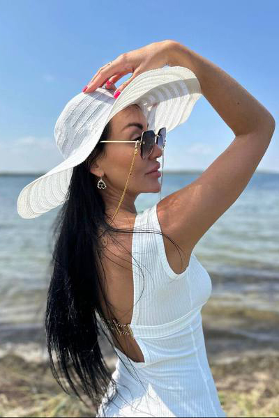 Serene Marina, 41 y.o. from Kyiv, Ukraine with Dark-brown hair — VeronikaLove