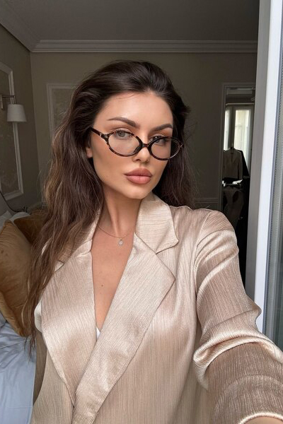 Captivating Elegance: Catalina, 25 y.o. from London, United Kingdom — VeronikaLove