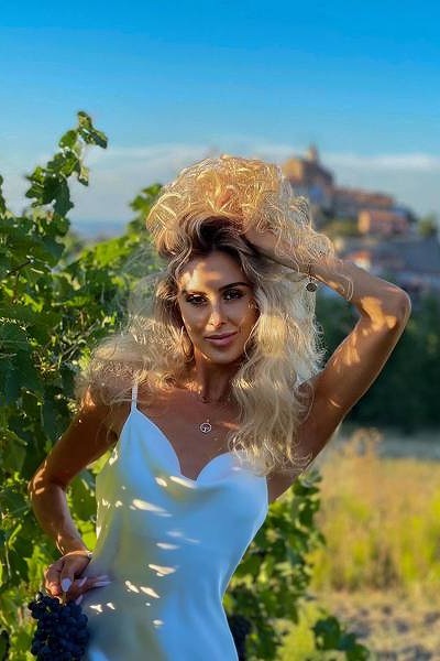Captivating Radiance: Elena, 35 y.o. from Lviv, Ukraine — VeronikaLove