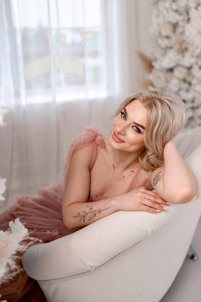 Sophisticated Elegance: Yaroslava, 32 y.o. from Poltava, Ukraine — VeronikaLove