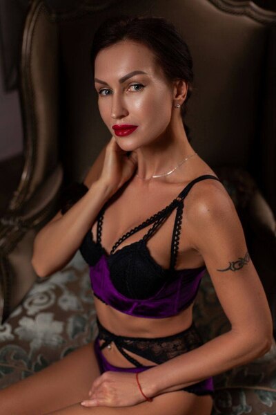 Radiant Allure: Julia, 50 y.o. from Madrid, Spain — VeronikaLove