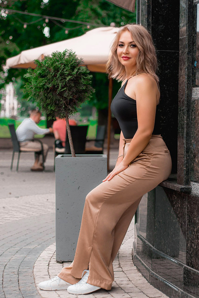 Graceful Presence: Juliya, 47 y.o. from Berlin, Germany — VeronikaLove