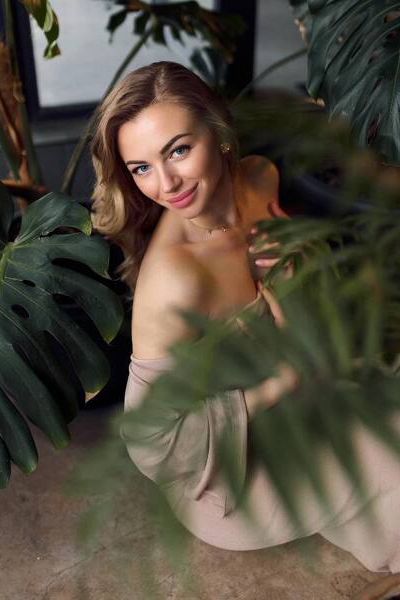 Elegant Enchantment: Marina, 38 y.o. from Dnipro, Ukraine — VeronikaLove