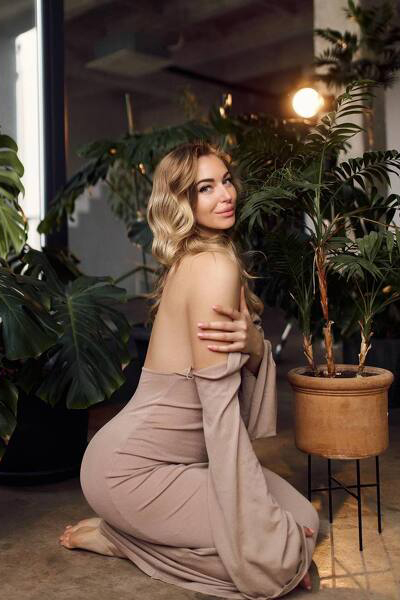 Elegant Enchantment: Marina, 38 y.o. from Dnipro, Ukraine — VeronikaLove