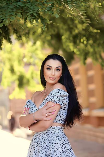 Charming Radiance: Elena, 41 y.o. from Odesa, Ukraine — VeronikaLove