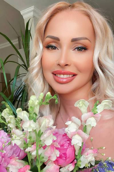 Graceful Presence: Viktoria, 43 y.o. from Odesa, Ukraine — VeronikaLove