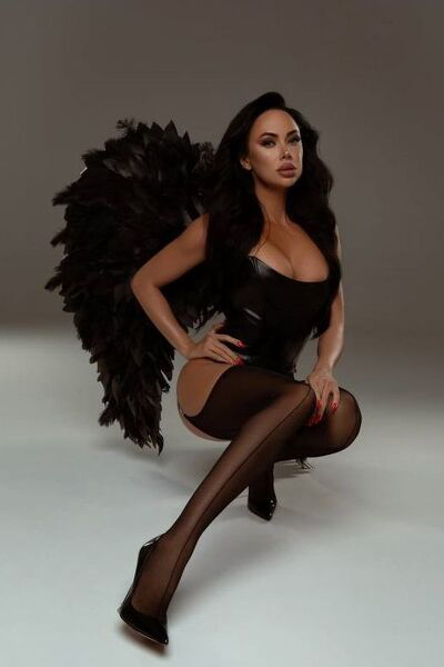 Alluring Osia, 34 y.o. from Lviv, Ukraine with Black hair — VeronikaLove