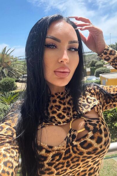 Charming Yuliia, 37 y.o. from Kyiv, Ukraine with Black hair — VeronikaLove