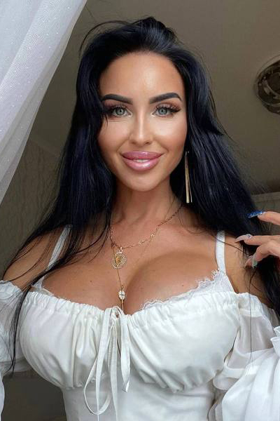 Charming Yuliia, 36 y.o. from Kyiv, Ukraine with Black hair — VeronikaLove