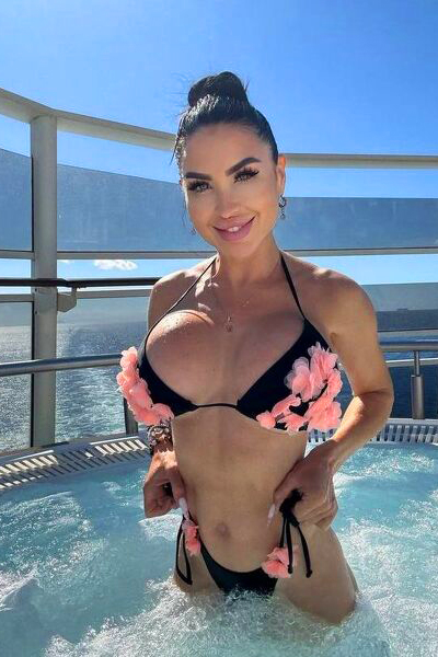 Charming Yuliia, 37 y.o. from Kyiv, Ukraine with Black hair — VeronikaLove