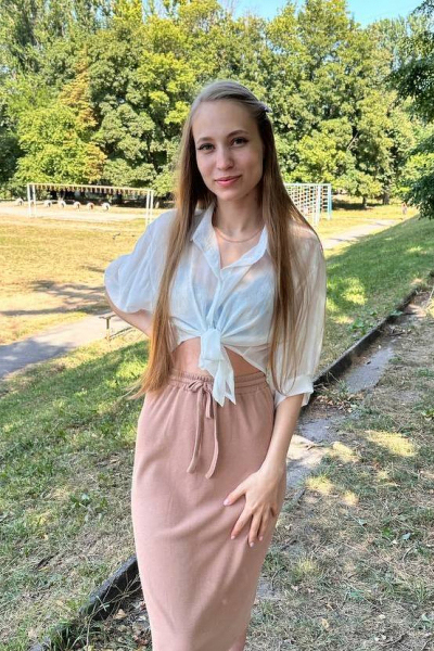 Radiant Aleksandra, 23 y.o. from Dnipro, Ukraine with Chestnut hair — VeronikaLove