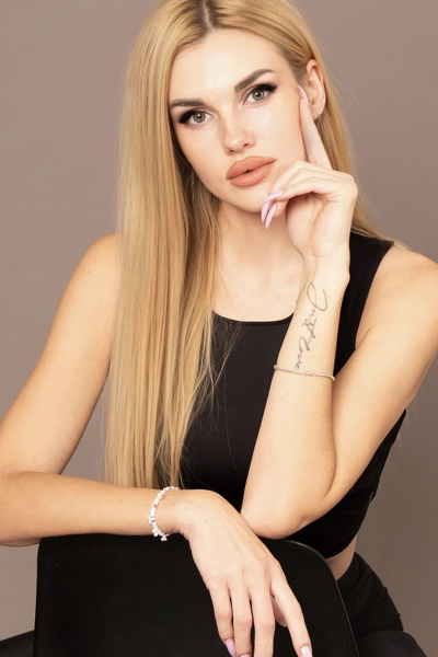 Captivating Elegance: Yuliya, 37 y.o. from Sumy, Ukraine — VeronikaLove