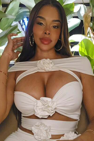 Captivating Aura: Angie Carolina, 35 y.o. from California, United States — VeronikaLove