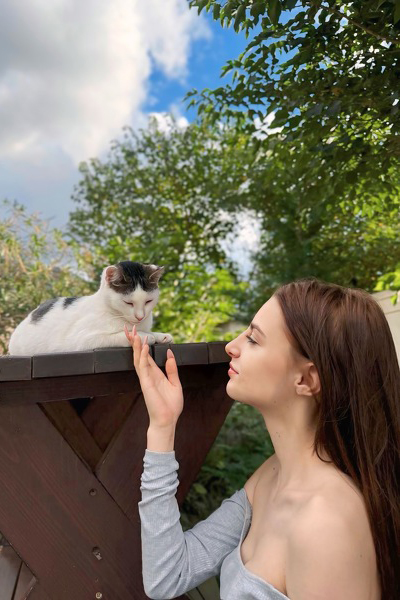 Dynamic Elizaveta, 19 y.o. from Bila Tserkva, Germany with Chestnut hair — VeronikaLove