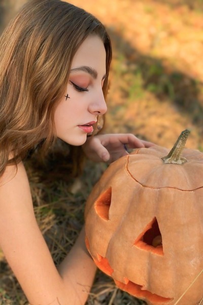 Dynamic Elizaveta, 19 y.o. from Bila Tserkva, Germany with Chestnut hair — VeronikaLove