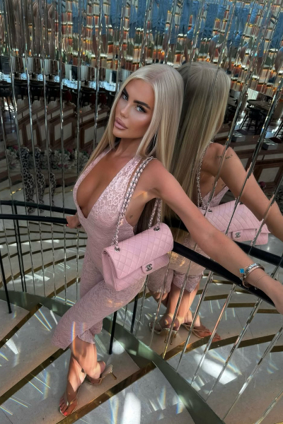 Graceful Presence: Elli Jay, 29 y.o. from Liverpool, United Kingdom — VeronikaLove