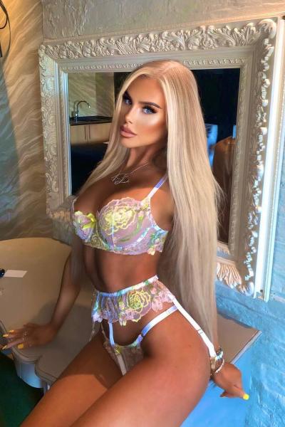 Graceful Presence: Elli Jay, 29 y.o. from Liverpool, United Kingdom — VeronikaLove