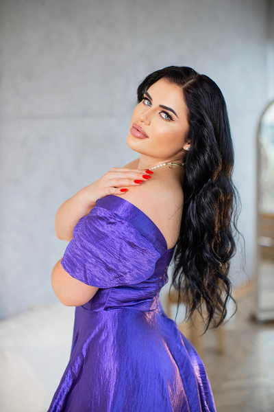 Elegant Tetyana, 29 y.o. from Lutsk, Ukraine with Dark-brown hair — VeronikaLove