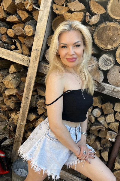 Dazzling Aura: Ella, 50 y.o. from Kryvyi Rih, Ukraine — VeronikaLove