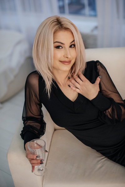 Serene Anna, 39 y.o. from Khmelnytskyi, Ukraine with Blonde hair — VeronikaLove