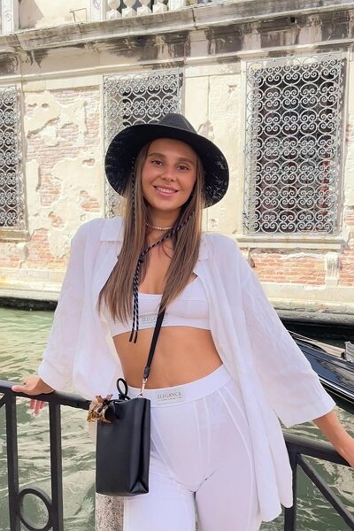Dynamic Valeriia, 28 y.o. from Florida, United States with Chestnut hair — VeronikaLove