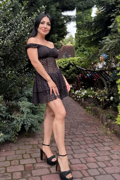 Elegant Zhanna, 41 y.o. from Kyiv, Ukraine with Black hair — VeronikaLove