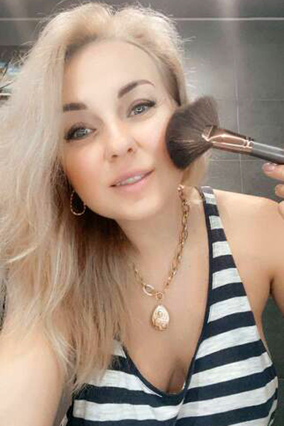 Magnetic Charm: Alona, 45 y.o. from Kyiv, Ukraine — VeronikaLove