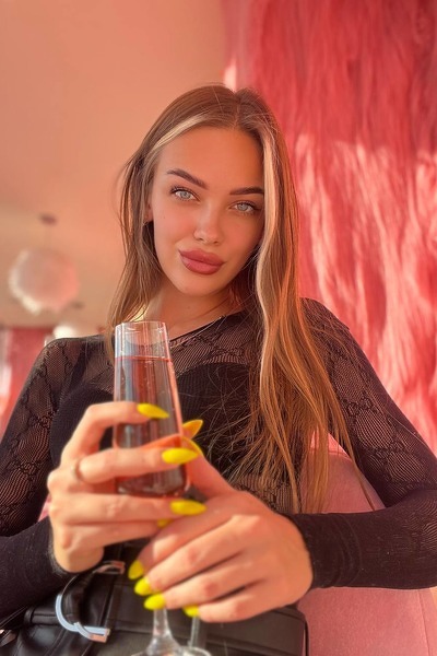 Dazzling Charm: Anna, 25 y.o. from Kyiv region, Ukraine — VeronikaLove