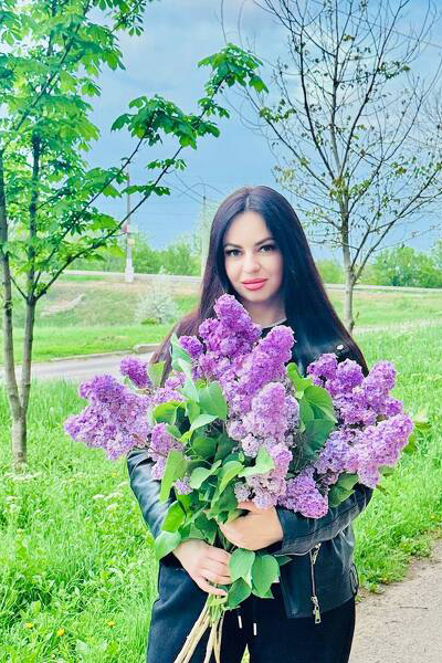 Elegant Yana, 30 y.o. from Kyiv, Ukraine with Brown hair — VeronikaLove