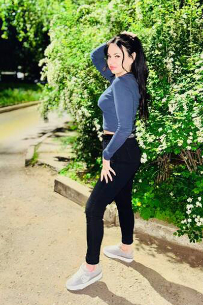 Elegant Yana, 30 y.o. from Kyiv, Ukraine with Brown hair — VeronikaLove