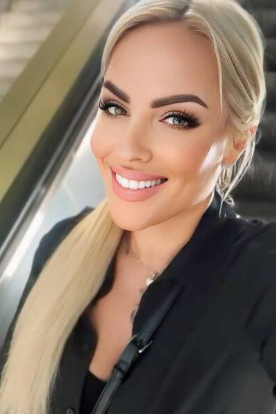 Captivating Elegance: Alika, 46 y.o. from Hannover, Germany — VeronikaLove