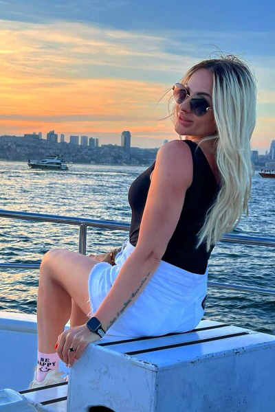 Captivating Elegance: Alika, 46 y.o. from Hannover, Germany — VeronikaLove