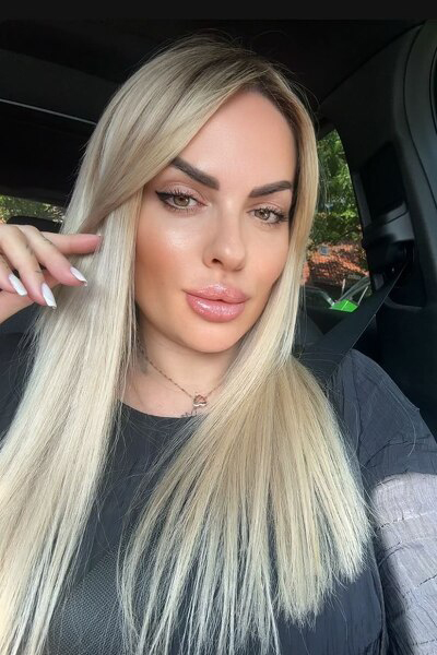 Captivating Elegance: Alika, 46 y.o. from Hannover, Germany — VeronikaLove