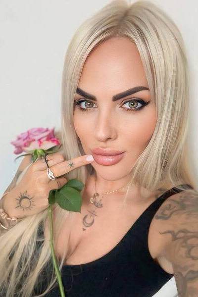 Captivating Elegance: Alika, 46 y.o. from Hannover, Germany — VeronikaLove