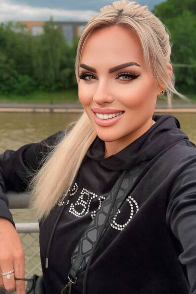 Captivating Elegance: Alika, 46 y.o. from Hannover, Germany — VeronikaLove