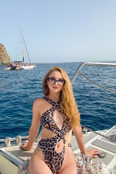 Timeless Elegance: Victoriia, 22 y.o. from Poltava, Ukraine — VeronikaLove